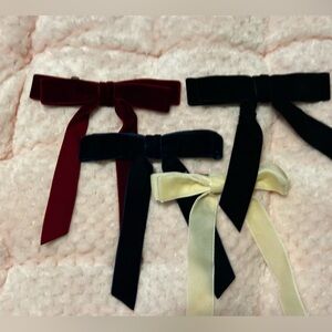 24 HOUR PRICE DROP FOUR Cream, navy, red, and black bows with short tails